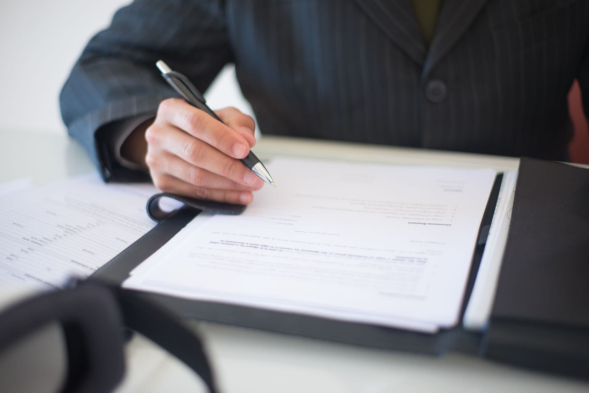 Anglais langue de travail en France : que dit vraiment la loi, et qu'un employeur peut-il exiger ?
